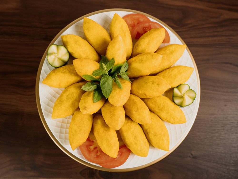 Kubba Halab arranged in a ring on a plate